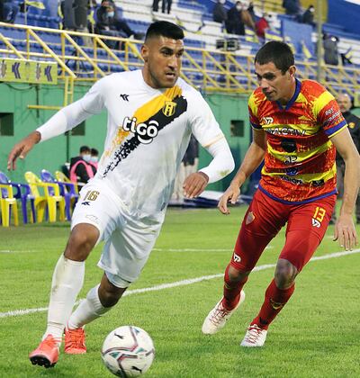 El goleador del Colón de Ñemby, Elvio Villalba (13), marcó dos penales; sale a la marca del volante aurinegro Ángel Benítez.