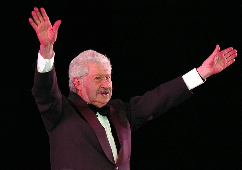 MEX9505. CIUDAD DE MEXICO (MEXICO), 11/03/2023.- Fotografía de archivo fechada el 31 de julio de 2006 del actor mexicano Ignacio López Tarzo durante un homenaje en el Palacio de Bellas Artes de Ciudad de México (México). El primer actor mexicano Ignacio López Tarso, célebre por sus personajes películas legendarias del cine en México como "Macario" y "El hombre de papel", murió este sábado a los 98 años. EFE/Mario Guzmán/ARCHIVO
