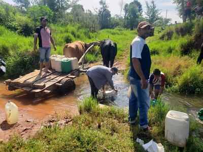 Pobladores se ingenian para conseguir agua de arroyo para sobrevivir en las comunidades de Tava'i.