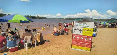 Una gran cantidad de veraneantes se puede observar en la costanera de Ciudad del Este.