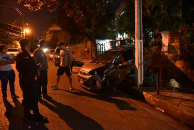 Choque entre varios vehículos supuestamente ocasionado por una lomada sin señalización, en el barrio Valle Apúa de Lambaré.