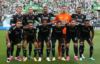 (From up, L) Juventus' Serbian forward Dusan Vlahovic, Juventus' French midfielder Adrien Rabiot, Juventus' Brazilian defender Bremer, Juventus' Polish goalkeeper Wojciech Szczesny, Juventus' Italian forward Federico Chiesa, Juventus' Argentinian forward Angel Di Maria, Juventus' Colombian defender Juan Cuadrado, Juventus' Italian midfielder Manuel Locatelli, Juventus' Italian midfielder Fabio Miretti and Juventus' Brazilian defender Alex Sandro pose prior the UEFA Europa league quarter final second leg football match between Sporting CP and Juventus at the Jose Alvalade stadium in Lisbon on April 20, 2023. (Photo by PATRICIA DE MELO MOREIRA / AFP)