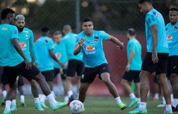 Fotografía cedida hoy por la Confederación Brasileña de Fútbol (CBF) que muestra al jugador Casemiro y a varios de sus compañeros, durante un entrenamiento de la selección brasileña en el complejo deportivo del club Sao Paulo, en Sao Paulo (Brasil).