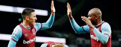 Fabián Balbuena (izq.), con Ángelo Ogbonna. El paraguayo de 29 años llegó a su tercer gol en 50 partidos con el West Ham. (AFP)
