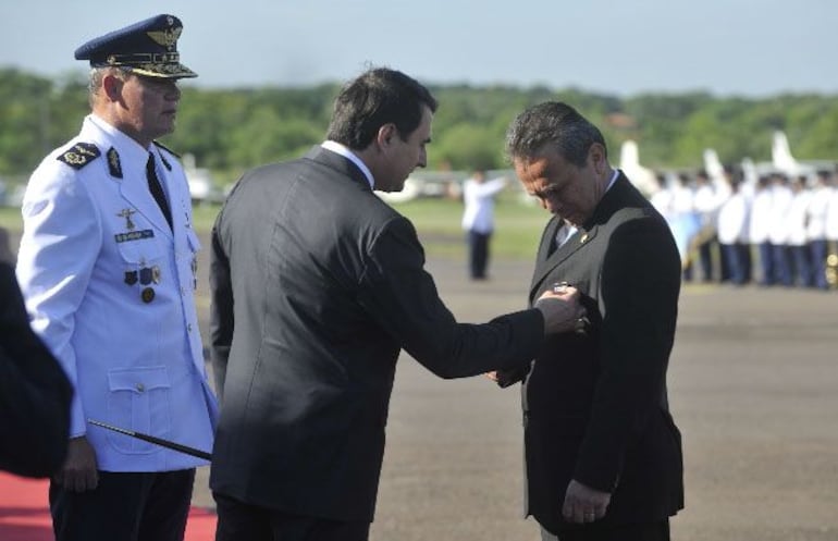 El entonces presidente, Federico Franco entregó una condecoración a su sobrino, el senador y mayor retirado Lino César Oviedo Sanchez.