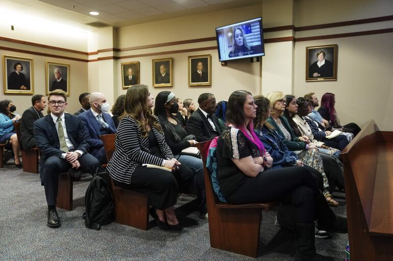 Público presente en la corte del condado de Fairfax para el juicio de Johnny Depp contra Amber Heard.
