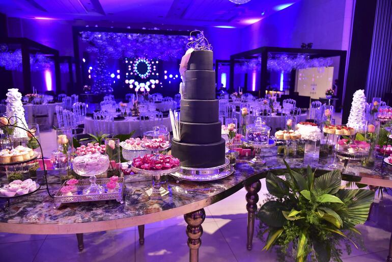 La mesa de dulces, golosinas y chocolates preparó Ivo Huber y Bombom.