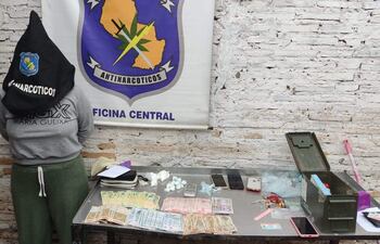 Cristel Elizabeth Fretes Benítez junto a las evidencias que fueron encontradas en su vivienda, en el barrio Republicano de Asunción.