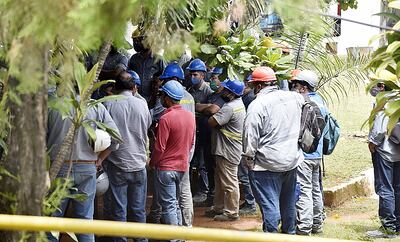 Funcionarios se reúnen cada mediodía desde la semana pasada para hablar de la pésima situación de la empresa.