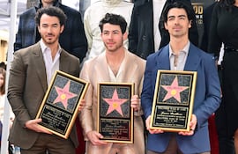 Kevin Jonas, Nick Jonas y Joe Jonas posan junto a su estrella en el Paseo de la Fama de Hollywood. Los Jonas Brothers se preparan para presentar un nuevo álbum en el mes de mayo.