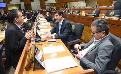 El diputado Carlos Silva (PLRA) conversa con su colega Emilio Pavón en la sala de sesiones de Diputados.