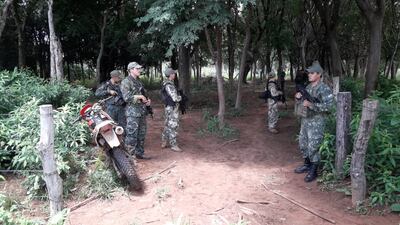 Personal de la FTC resguardan la zona a la espera del fiscal para verificar el contenido del tambor hallado a pocos metros de la vivienda de la familia Morínigo.