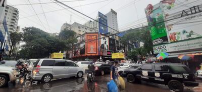 CDE: microcentro registró intenso movimiento comercial este sábado.