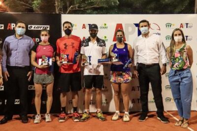 Los campeones y subcampeones recibieron sendos trofeos.