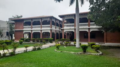 Sede de la gobernacion de Alto Paraguay en Fuerte Olimpo, solo unos pocos funcionarios, acuden de manera diaria a la institucion, ante la crisis politica instalada.