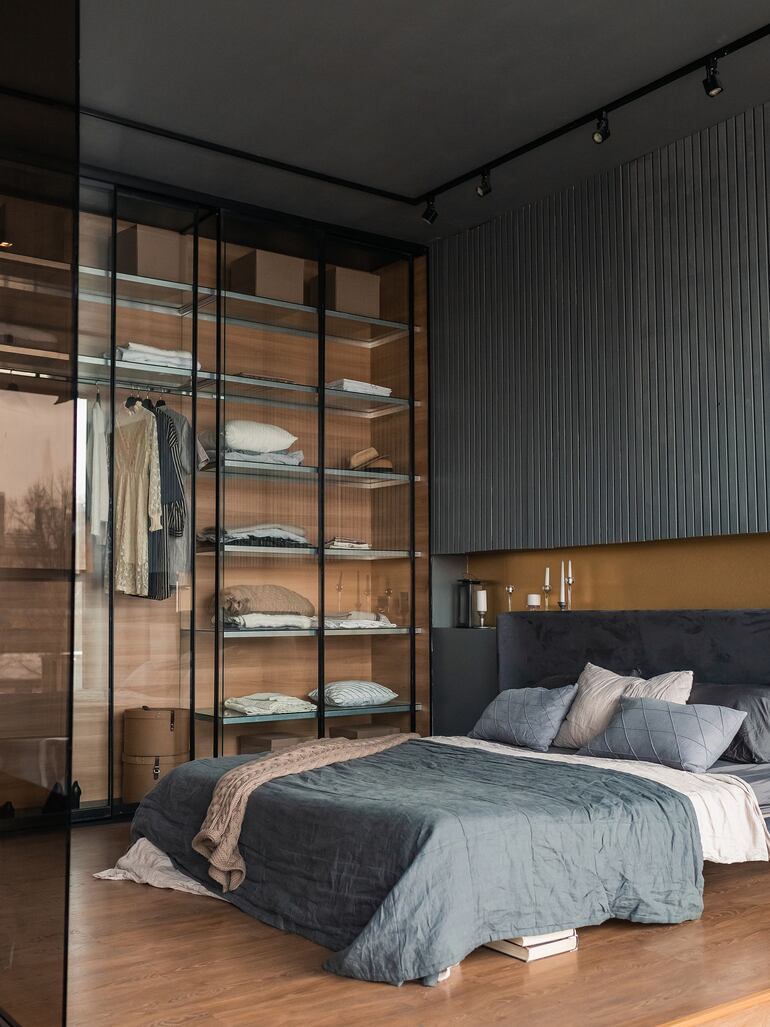 Las ropas a la vista en el dormitorio.