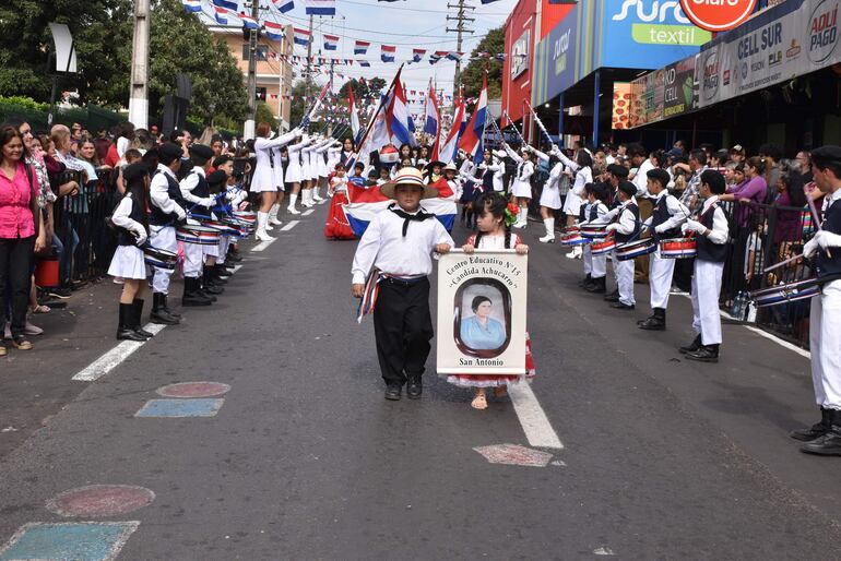 Alumnos de la Escuela Cándida Achucarro de la ciudad de San Antonio.