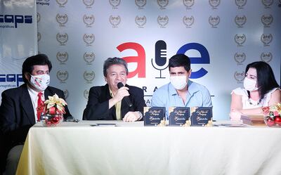 Arístides Agüero, Pablo Agüero, actual director musical de Los Hijos del Paraguay; el productor Walter Riveros y Celeste Agüero, durante el acto de presentación del disco de 25 éxitos.