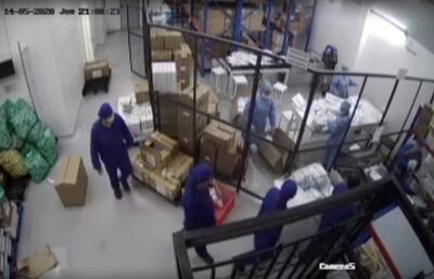 Imágenes del circuito cerrado que muestra la supuesta alteración del empaque de insumos médicos.