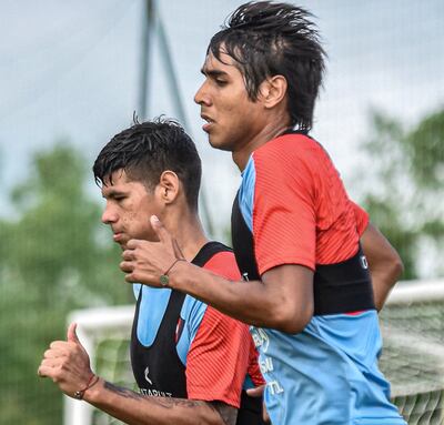 Alexis Duarte (d) y Robert Morales, en una de las tareas físicas del plantel en suelo cordillerano.