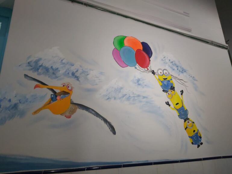 Pintan figuras animadas para hacer más cálido el pasillo del área pediátrica del Ineram.