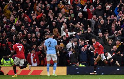 Los eufóricos hinchas del Manchester United festejan el gol de Marcus Rashford. El “ciudadano” Kyle Walker (2) sufre.