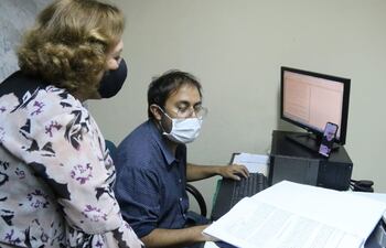 La jueza Lici Sánchez y el actuario Enrique Jacquet, en la audiencia de Payo Cubas, quien participó por medios telemáticos