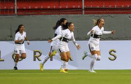 Paola Genes (d) del Olimpia celebra con sus compañeras tras anotar contra el Always Ready, durante un partido por el Grupo A de la Copa Libertadores Femenina en Quito (Ecuador). EFE/José Jácome