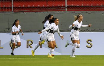 Paola Genes (d) del Olimpia celebra con sus compañeras tras anotar contra el Always Ready, durante un partido por el Grupo A de la Copa Libertadores Femenina en Quito (Ecuador). EFE/José Jácome