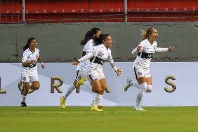 Paola Genes (d) del Olimpia celebra con sus compañeras tras anotar contra el Always Ready, durante un partido por el Grupo A de la Copa Libertadores Femenina en Quito (Ecuador). EFE/José Jácome