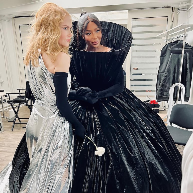 Las bellas Nicole Kidman y Naomi Campbell antes de salir a la pasarela de la Semana de la Moda de París. (Instagram/Nicole Kidman)