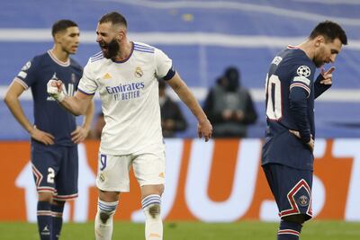 El delantero del Real Madrid Karim Benzema celebra tras marcar el tercer gol ante el París Saint Germain, ante la decepción de Lionel Messi.