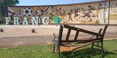 Uno de los bancos destruidos del Parque Independencia de Presidente Franco.