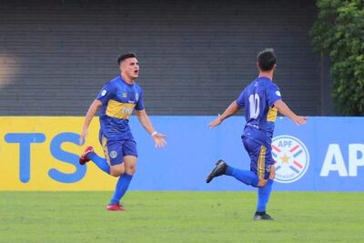 Festejo de un par de jugadores del Sport Colonial, Isaías Fleitas y Mario Galeano (10), tras el gol marcado por el primero en el triunfo de ayer sobre Pastoreo. (@CopaParaguayAPF).