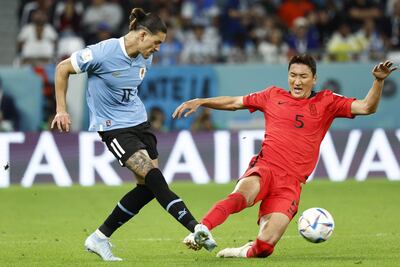 Darwin Núñez (i) de Uruguay disputa un balón con Jung Woo-young de Corea del Sur hoy, en un partido de la fase de grupos del Mundial de Fútbol Qatar 2022 entre Uruguay y Corea del Sur en el estadio Ciudad de la Educación en Rayán (Qatar).