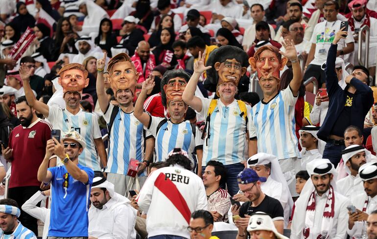 Los aficionados en el estadio Al Bayt de Al Khor de Jor, sede del partido inaugural del Mundial Qatar 2022.