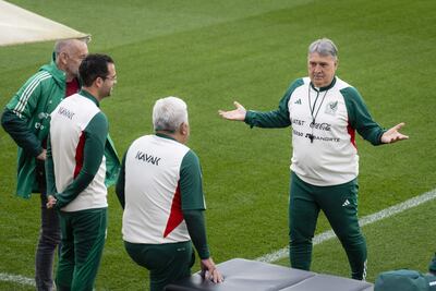 El seleccionador del equipo de fútbol de México, Gerardo "Tata" Martino (d), junto a sus ayudantes, durante el entrenamiento realizado esta tarde en las instalaciones del PGA Catalunya de Caldas de Malavella (Girona), en donde la selección mexicana de fútbol se encuentra concentrada hasta el próximo día 17 de noviembre de cara a la preparación del Mundial de fútbol Qatar 2022. Durante su concentración el combinado mexicano jugará dos partidos amistosos ante Irak (9 de noviembre) y Suecia (16 de noviembre).