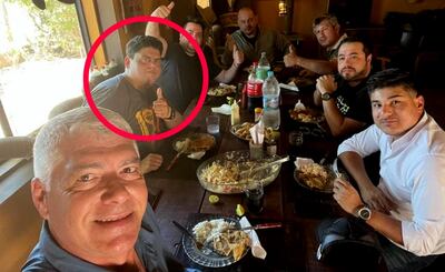 Walter Recalde (en circulo) y Arnoldo Wiens junto a otros funcionarios de confianza.