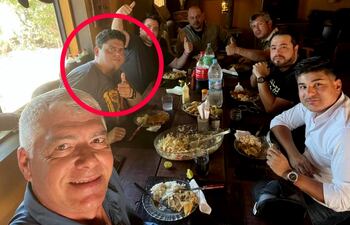 Walter Recalde (en circulo) y Arnoldo Wiens junto a otros funcionarios de confianza.