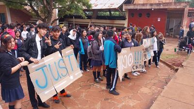 Toma de colegio República Argentina de Encarnación.