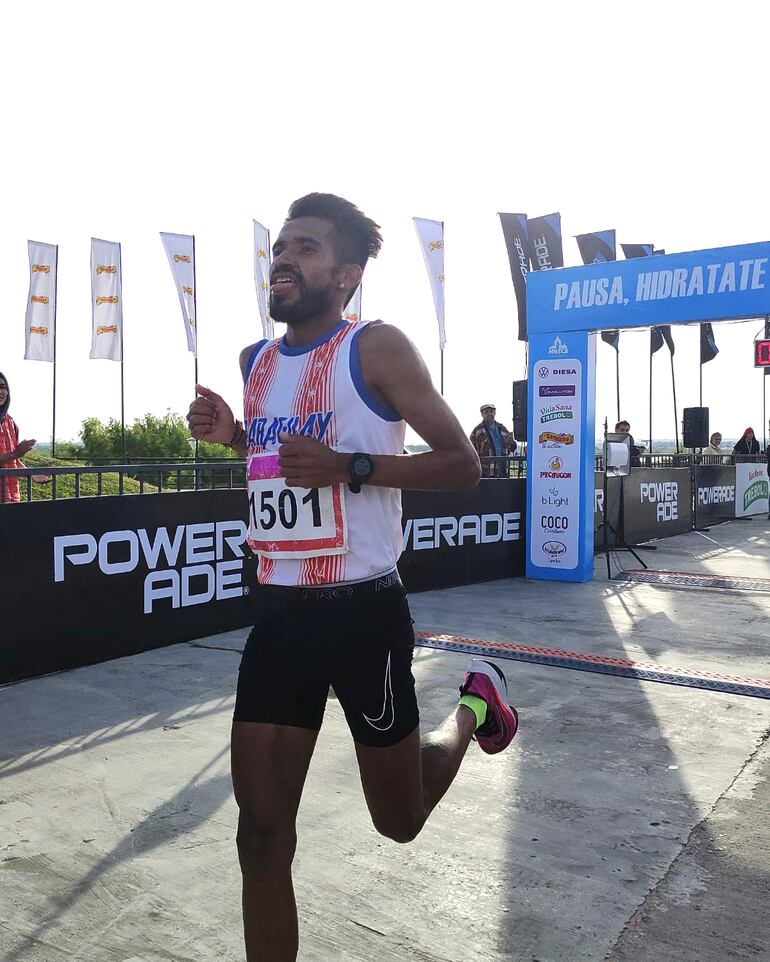 Un Derlis Ayala sonriente al pasar la meta luego de los 42 kilómetros. 