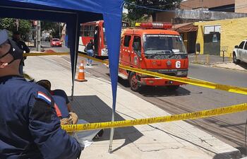 Los agentes de Policía y bomberos ya encontraron el cuerpo del joven tendido en el piso y nada se pudo hacer para reanimarlo.