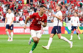 El húngaro Dominik Szoboszlai (c) celebra luego de anotar desde el punto penal el gol de la victoria ante Inglaterra.