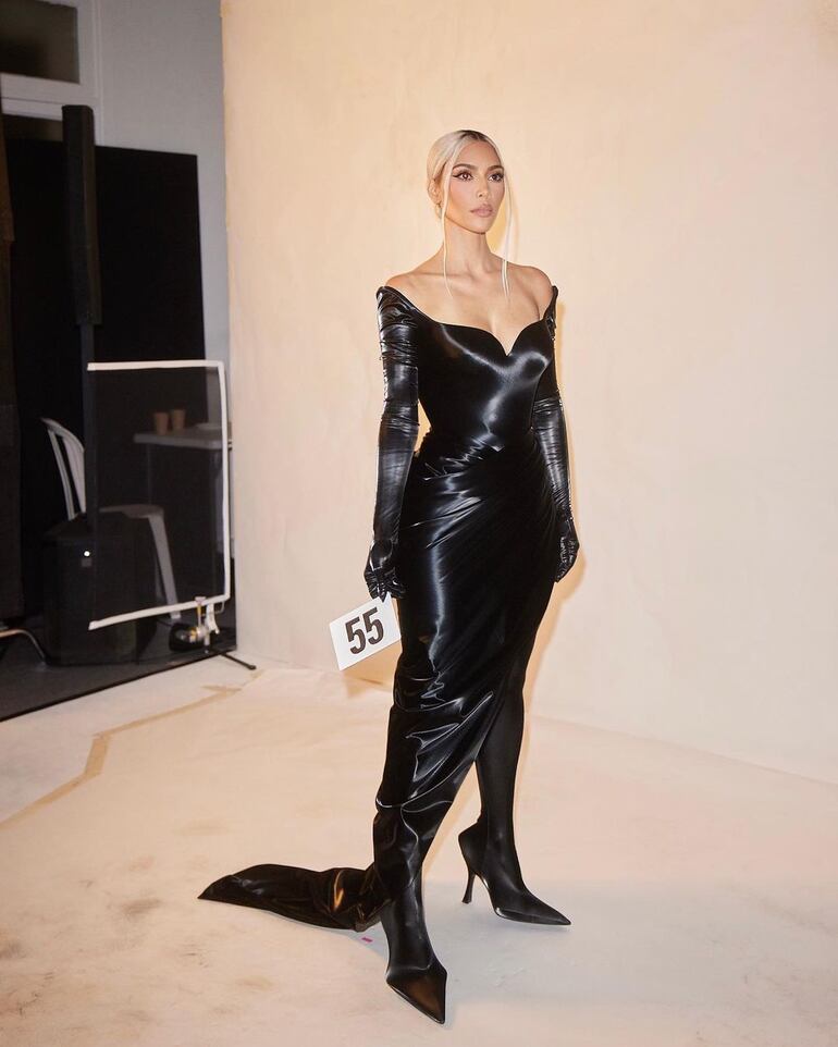 Divina, Kim Kardashian enfundada en un vestido de alta costura de Balenciaga. (Instagram/Kim Kardashian)