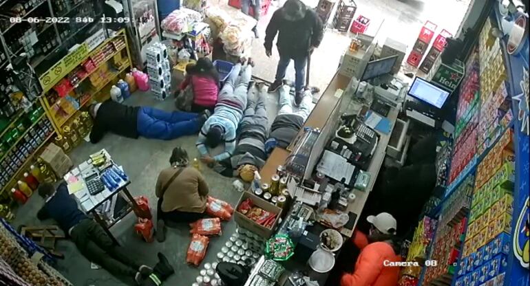 Cámaras de circuito cerrado captaron el violento robo ocurrido hoy en un comercio asunceno.