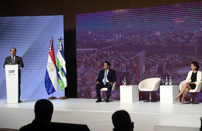 Este lunes, el presidente ejecutivo de CAF, Sergio Díaz-Granados, dio apertura al acto de presentación del reporte de economía y desarrollo 2021, evento al cual asistió el ministro de Hacienda, Óscar Llamosas.