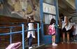 Alumnas de un colegio de Buenos Aires hace fila para que se les tome la temperatura antes de entrar a clases.
