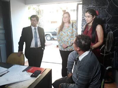 El juez Carlos Vera y la fiscala Estela Mary Ramírez en el segundo allanamiento de la comisarías 1ª de Ciudad del Este con las víctimas Mateus Mangiocca (22) y Julia de Lima Venancio (21).