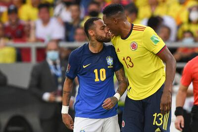 Discusión cara a cara entre el defensor colombiano Yerry Mina (d) y el delantero brasileño Neymar, quien parece querer darle un piquito al jugador cafetero.