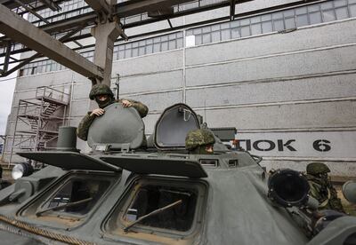 Una fotografía tomada durante una visita a Enerhodar organizada por militares rusos muestra a militares rusos manejando un vehículo blindado de transporte de personal de las tropas de protección química y biológica monitoreando la situación de radiación en la Central Nuclear de Zaporizhzhia (Imagen ilustrativa).